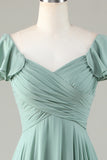 Vestido de dama de honor matcha con volantes