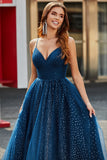 Vestidos de fiesta de tul largo con cuentas con escote en V de línea azul marino con pliegues