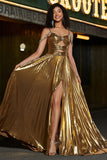 Vestido de fiesta metálico con cuentas de tirantes finos fruncidos brillantes con abertura