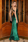 Vestido largo de fiesta con tirantes finos verde oscuro brillante con accesorio