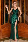 Vestido largo de fiesta con tirantes finos verde oscuro brillante con accesorio