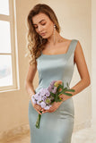Vestido de dama de honor de satén verde claro con hendidura