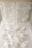 Un vestido de novia de línea con apliques