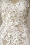 Un vestido de novia de línea con apliques