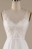 Ivory V-Neck Tulle Sweep Train Vestido de novia con encaje